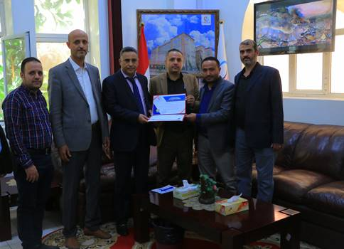 بالصور >> المدير العام يكرم عدداً من الموظفين لجهودهم المتميزة.